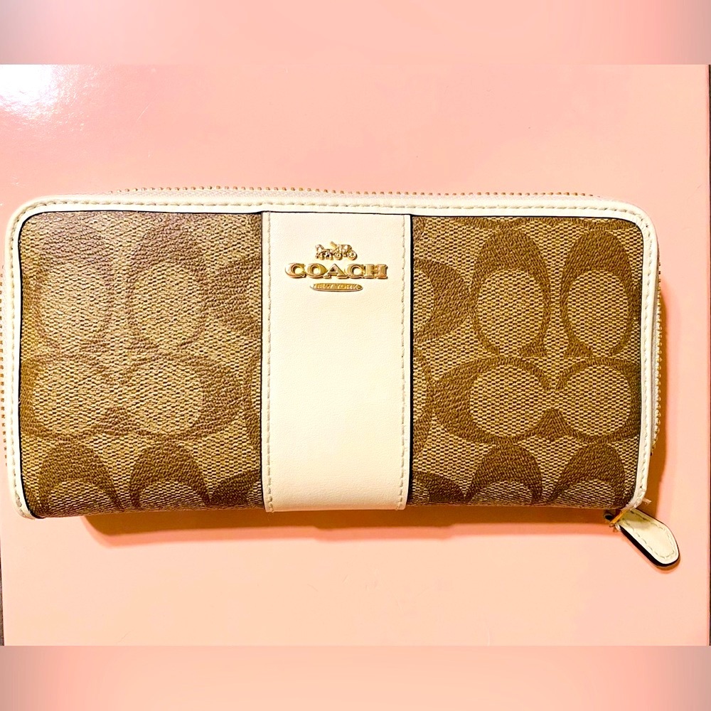 Coach Zipper Wallet